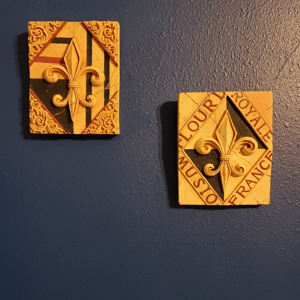Fleur-de-leis resin wall plaques